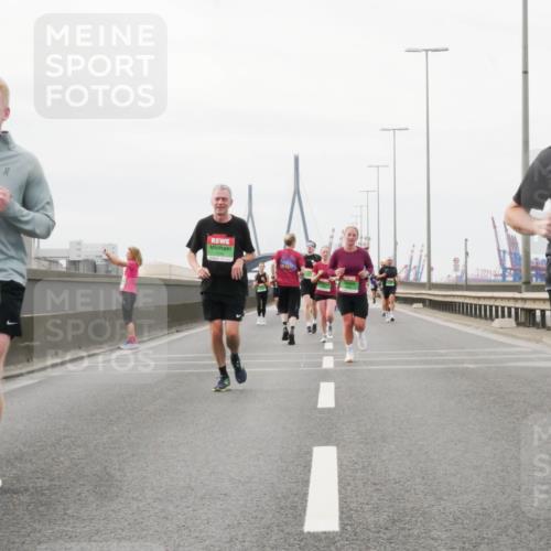 03.10.2025 - Köhlbrandbrückenlauf Matties Gatica Varas http://msf.ph/oto/9188497 03.10.2025 15:54:30 Position 3 9419, 12025, 8989 meine-sportfotos.de