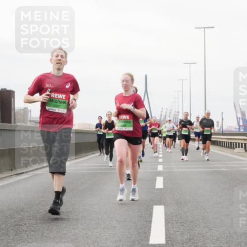 03.10.2025 - Köhlbrandbrückenlauf Matties Gatica Varas http://msf.ph/oto/9188522 03.10.2025 15:54:36 Position 3 9067, 9068 meine-sportfotos.de