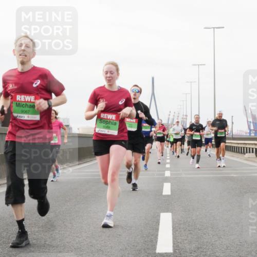 03.10.2025 - Köhlbrandbrückenlauf Matties Gatica Varas http://msf.ph/oto/9188524 03.10.2025 15:54:36 Position 3 9067, 9068, 9710 meine-sportfotos.de