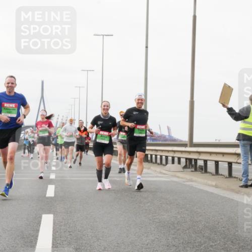 03.10.2025 - Köhlbrandbrückenlauf Matties Gatica Varas http://msf.ph/oto/9188537 03.10.2025 15:54:39 Position 3 9097 meine-sportfotos.de