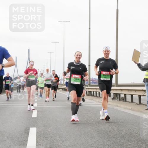 03.10.2025 - Köhlbrandbrückenlauf Matties Gatica Varas http://msf.ph/oto/9188542 03.10.2025 15:54:40 Position 3 9097, 9060, 9061 meine-sportfotos.de