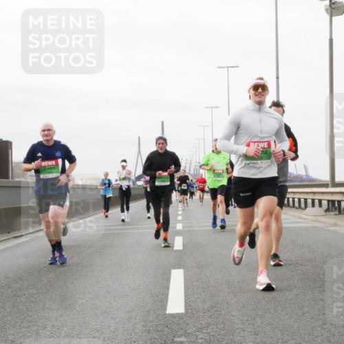 03.10.2025 - Köhlbrandbrückenlauf Matties Gatica Varas http://msf.ph/oto/9188564 03.10.2025 15:54:45 Position 3 104, 126, 8932 meine-sportfotos.de