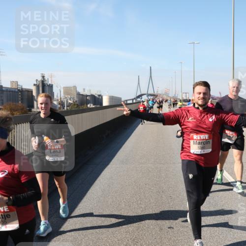 03.10.2025 - Köhlbrandbrückenlauf Yannick Fuchs http://msf.ph/oto/9188571 03.10.2025 12:07:56 Position 3 4935, 5482, 5340 meine-sportfotos.de