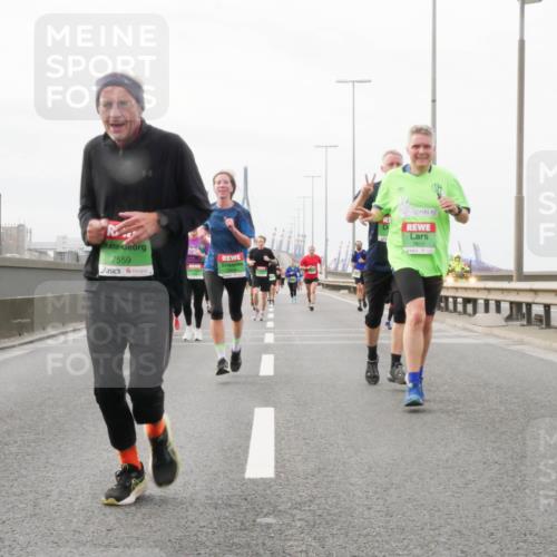 03.10.2025 - Köhlbrandbrückenlauf Matties Gatica Varas http://msf.ph/oto/9188577 03.10.2025 15:54:48 Position 3 7559, 7615 meine-sportfotos.de