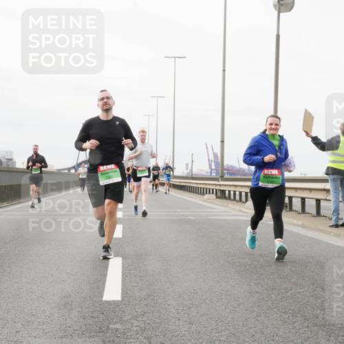 03.10.2025 - Köhlbrandbrückenlauf Matties Gatica Varas http://msf.ph/oto/9188626 03.10.2025 15:54:59 Position 3  meine-sportfotos.de