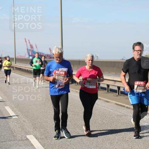 03.10.2025 - Köhlbrandbrückenlauf Yannick Fuchs http://msf.ph/oto/9188646 03.10.2025 12:08:01 Position 3 5077, 5074, 5463 meine-sportfotos.de