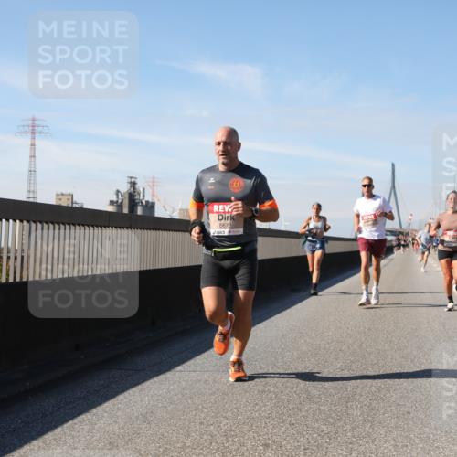 03.10.2025 - Köhlbrandbrückenlauf Yannick Fuchs http://msf.ph/oto/9188703 03.10.2025 11:47:59 Position 3 1300, 5670 meine-sportfotos.de