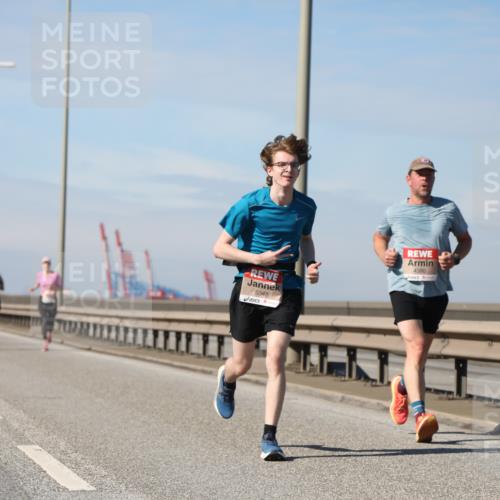 03.10.2025 - Köhlbrandbrückenlauf Yannick Fuchs http://msf.ph/oto/9188837 03.10.2025 11:48:11 Position 3 5048, 4390 meine-sportfotos.de