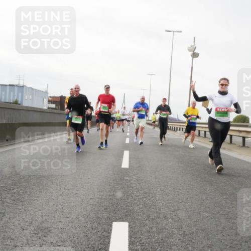 03.10.2025 - Köhlbrandbrückenlauf Matties Gatica Varas http://msf.ph/oto/9188881 03.10.2025 15:55:59 Position 3  meine-sportfotos.de