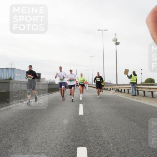 03.10.2025 - Köhlbrandbrückenlauf Matties Gatica Varas http://msf.ph/oto/9188898 03.10.2025 15:56:02 Position 3  meine-sportfotos.de