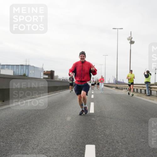 03.10.2025 - Köhlbrandbrückenlauf Matties Gatica Varas http://msf.ph/oto/9188914 03.10.2025 15:56:05 Position 3  meine-sportfotos.de