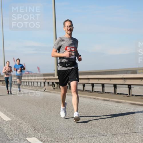03.10.2025 - Köhlbrandbrückenlauf Yannick Fuchs http://msf.ph/oto/9188966 03.10.2025 11:48:25 Position 3  meine-sportfotos.de