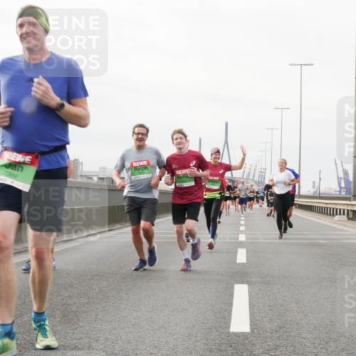 03.10.2025 - Köhlbrandbrückenlauf Matties Gatica Varas http://msf.ph/oto/9189032 03.10.2025 15:56:32 Position 3  meine-sportfotos.de