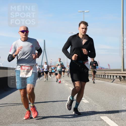03.10.2025 - Köhlbrandbrückenlauf Yannick Fuchs http://msf.ph/oto/9189034 03.10.2025 11:48:29 Position 3 6193, 4831, 4449 meine-sportfotos.de