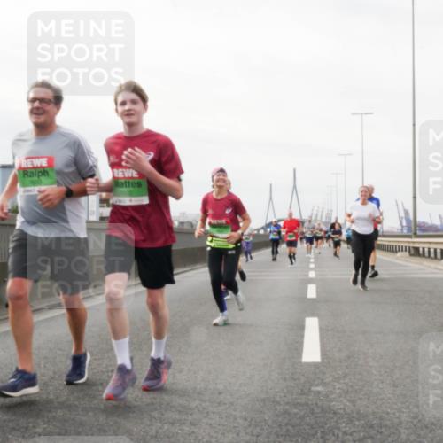 03.10.2025 - Köhlbrandbrückenlauf Matties Gatica Varas http://msf.ph/oto/9189041 03.10.2025 15:56:34 Position 3  meine-sportfotos.de