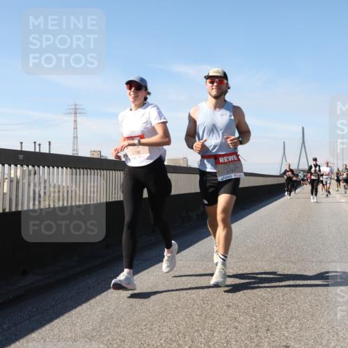 03.10.2025 - Köhlbrandbrückenlauf Yannick Fuchs http://msf.ph/oto/9189135 03.10.2025 11:48:37 Position 3 6786, 6787 meine-sportfotos.de