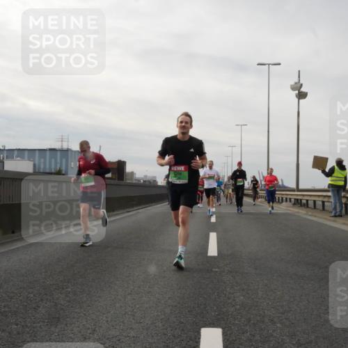 03.10.2025 - Köhlbrandbrückenlauf Matties Gatica Varas http://msf.ph/oto/9189216 03.10.2025 15:57:16 Position 3  meine-sportfotos.de