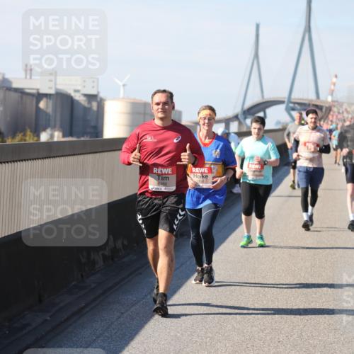 03.10.2025 - Köhlbrandbrückenlauf Yannick Fuchs http://msf.ph/oto/9189255 03.10.2025 12:08:48 Position 3 5158, 6460, 6103 meine-sportfotos.de