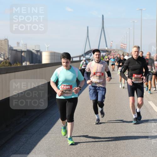 03.10.2025 - Köhlbrandbrückenlauf Yannick Fuchs http://msf.ph/oto/9189310 03.10.2025 12:08:53 Position 3 4886, 4416 meine-sportfotos.de
