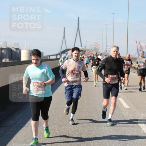 03.10.2025 - Köhlbrandbrückenlauf Yannick Fuchs http://msf.ph/oto/9189319 03.10.2025 12:08:53 Position 3 4886, 4416, 4415 meine-sportfotos.de