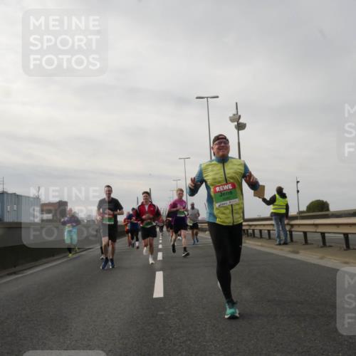 03.10.2025 - Köhlbrandbrückenlauf Matties Gatica Varas http://msf.ph/oto/9189327 03.10.2025 15:57:41 Position 3 9080 meine-sportfotos.de