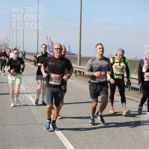 03.10.2025 - Köhlbrandbrückenlauf Yannick Fuchs http://msf.ph/oto/9189352 03.10.2025 12:08:57 Position 3 5246, 4754, 5248 meine-sportfotos.de