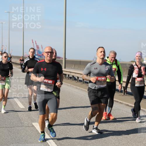 03.10.2025 - Köhlbrandbrückenlauf Yannick Fuchs http://msf.ph/oto/9189359 03.10.2025 12:08:57 Position 3 5246, 5248 meine-sportfotos.de