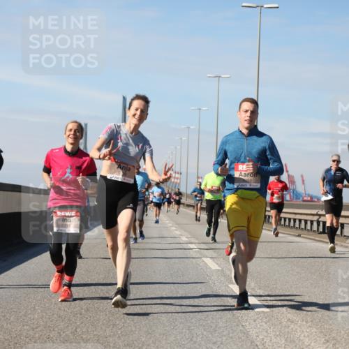03.10.2025 - Köhlbrandbrückenlauf Yannick Fuchs http://msf.ph/oto/9189364 03.10.2025 11:48:54 Position 3 25, 412, 6214, 6268 meine-sportfotos.de