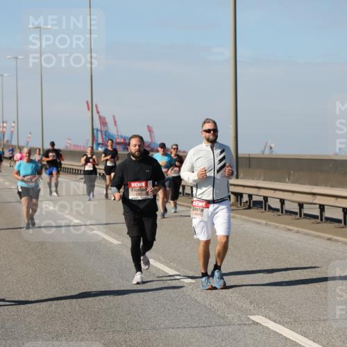 03.10.2025 - Köhlbrandbrückenlauf Yannick Fuchs http://msf.ph/oto/9189399 03.10.2025 12:09:04 Position 3 5923, 4767, 4498 meine-sportfotos.de