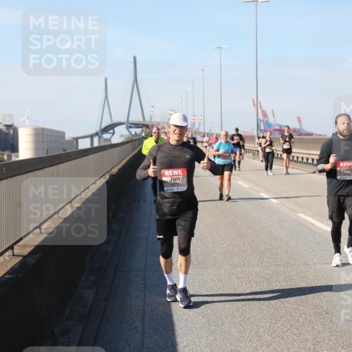 03.10.2025 - Köhlbrandbrückenlauf Yannick Fuchs http://msf.ph/oto/9189418 03.10.2025 12:09:06 Position 3 5923, 4767, 4498 meine-sportfotos.de