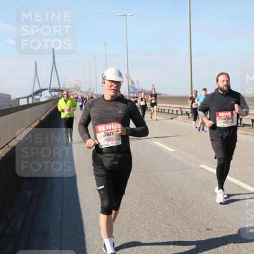 03.10.2025 - Köhlbrandbrückenlauf Yannick Fuchs http://msf.ph/oto/9189432 03.10.2025 12:09:07 Position 3 5923, 4767, 4498 meine-sportfotos.de