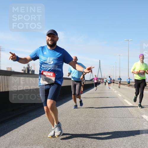03.10.2025 - Köhlbrandbrückenlauf Yannick Fuchs http://msf.ph/oto/9189453 03.10.2025 11:48:59 Position 3 6719 meine-sportfotos.de