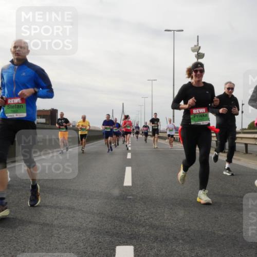 03.10.2025 - Köhlbrandbrückenlauf Matties Gatica Varas http://msf.ph/oto/9189494 03.10.2025 15:58:20 Position 3 7802, 7790 meine-sportfotos.de