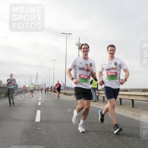 03.10.2025 - Köhlbrandbrückenlauf Matties Gatica Varas http://msf.ph/oto/9189589 03.10.2025 15:58:44 Position 3 9167, 24, 9166 meine-sportfotos.de