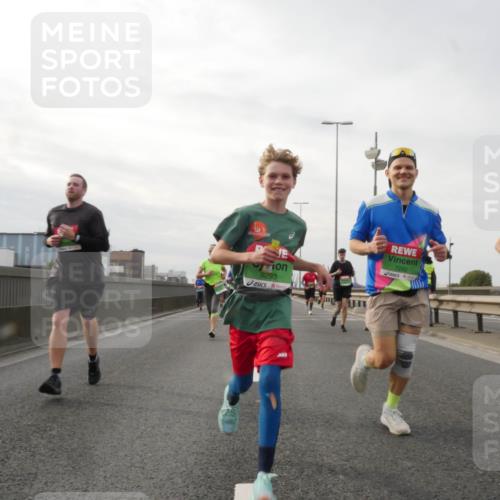 03.10.2025 - Köhlbrandbrückenlauf Matties Gatica Varas http://msf.ph/oto/9189735 03.10.2025 15:59:16 Position 3 9293, 7292, 9292 meine-sportfotos.de