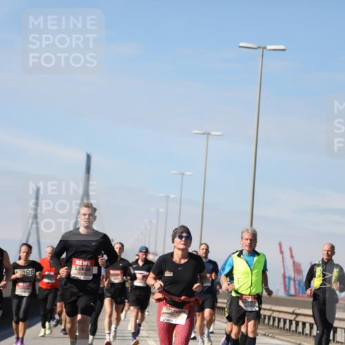03.10.2025 - Köhlbrandbrückenlauf Yannick Fuchs http://msf.ph/oto/9189740 03.10.2025 11:49:30 Position 3 6427, 4302, 2022, 5641, 4263 meine-sportfotos.de