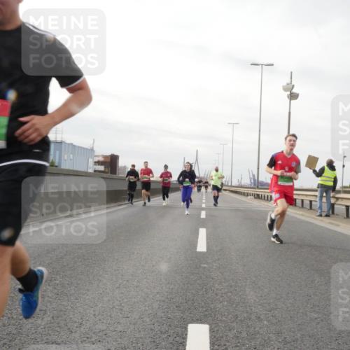 03.10.2025 - Köhlbrandbrückenlauf Matties Gatica Varas http://msf.ph/oto/9189847 03.10.2025 15:59:40 Position 3  meine-sportfotos.de
