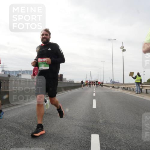 03.10.2025 - Köhlbrandbrückenlauf Matties Gatica Varas http://msf.ph/oto/9189869 03.10.2025 15:59:46 Position 3  meine-sportfotos.de