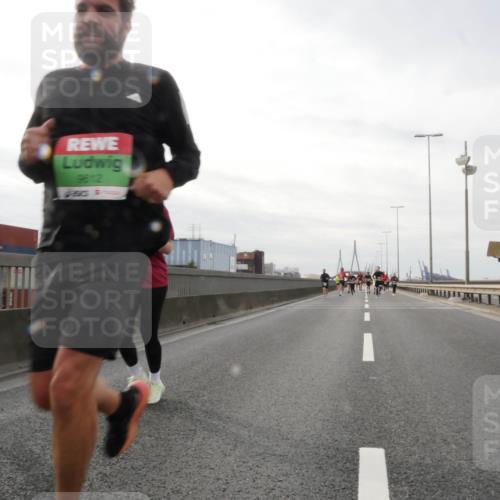 03.10.2025 - Köhlbrandbrückenlauf Matties Gatica Varas http://msf.ph/oto/9189872 03.10.2025 15:59:46 Position 3 9612 meine-sportfotos.de