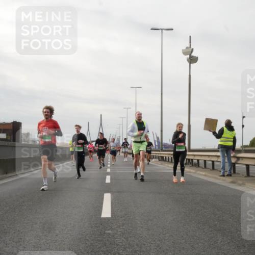 03.10.2025 - Köhlbrandbrückenlauf Matties Gatica Varas http://msf.ph/oto/9189887 03.10.2025 15:59:54 Position 3  meine-sportfotos.de