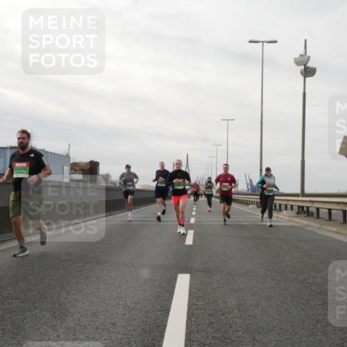 03.10.2025 - Köhlbrandbrückenlauf Matties Gatica Varas http://msf.ph/oto/9189937 03.10.2025 16:00:11 Position 3  meine-sportfotos.de