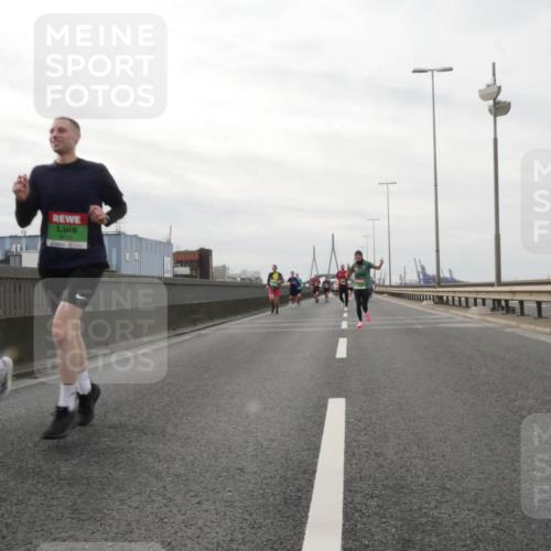 03.10.2025 - Köhlbrandbrückenlauf Matties Gatica Varas http://msf.ph/oto/9189950 03.10.2025 16:00:15 Position 3  meine-sportfotos.de