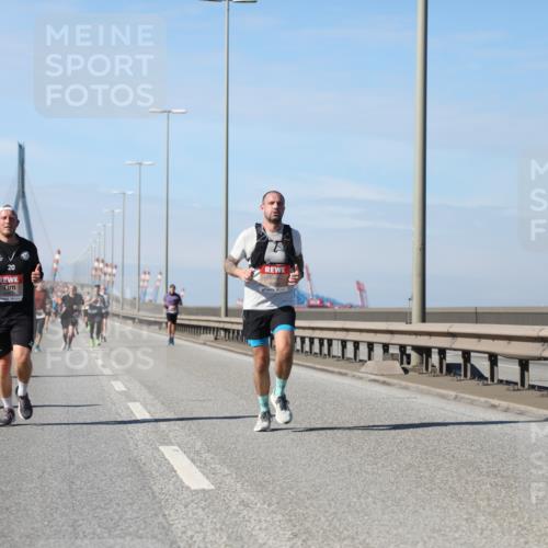 03.10.2025 - Köhlbrandbrückenlauf Yannick Fuchs http://msf.ph/oto/9189952 03.10.2025 11:49:44 Position 3 20 meine-sportfotos.de