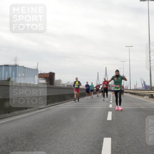 03.10.2025 - Köhlbrandbrückenlauf Matties Gatica Varas http://msf.ph/oto/9189954 03.10.2025 16:00:15 Position 3  meine-sportfotos.de