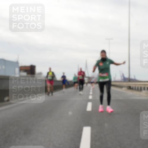 03.10.2025 - Köhlbrandbrückenlauf Matties Gatica Varas http://msf.ph/oto/9189959 03.10.2025 16:00:17 Position 3  meine-sportfotos.de
