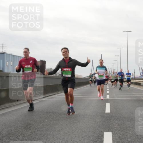 03.10.2025 - Köhlbrandbrückenlauf Matties Gatica Varas http://msf.ph/oto/9189981 03.10.2025 16:00:26 Position 3 7704, 7728 meine-sportfotos.de