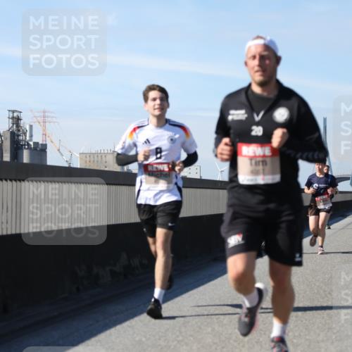 03.10.2025 - Köhlbrandbrückenlauf Yannick Fuchs http://msf.ph/oto/9189985 03.10.2025 11:49:47 Position 3 20 meine-sportfotos.de