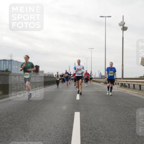 03.10.2025 - Köhlbrandbrückenlauf Matties Gatica Varas http://msf.ph/oto/9190023 03.10.2025 16:00:37 Position 3  meine-sportfotos.de
