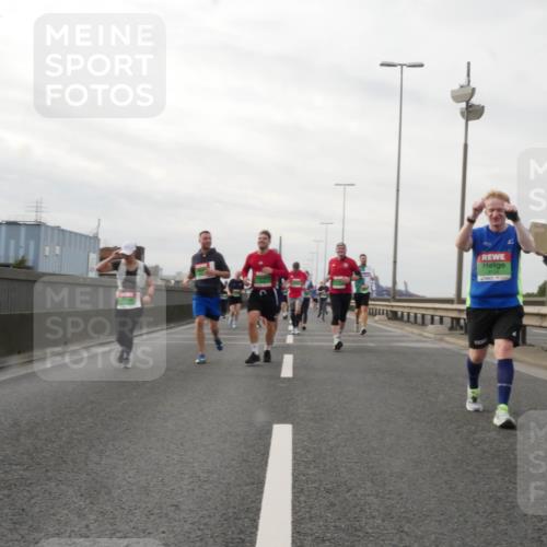 03.10.2025 - Köhlbrandbrückenlauf Matties Gatica Varas http://msf.ph/oto/9190037 03.10.2025 16:00:40 Position 3  meine-sportfotos.de