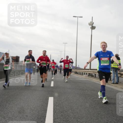 03.10.2025 - Köhlbrandbrückenlauf Matties Gatica Varas http://msf.ph/oto/9190038 03.10.2025 16:00:40 Position 3 9134 meine-sportfotos.de